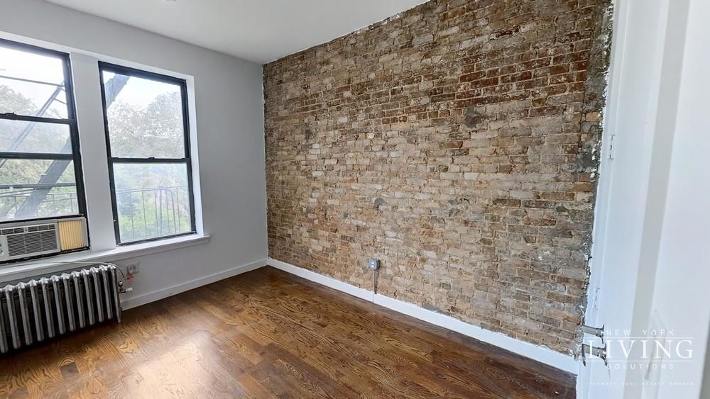 No Fee, true 2 bedroom w/ exposed brick - Photo 2