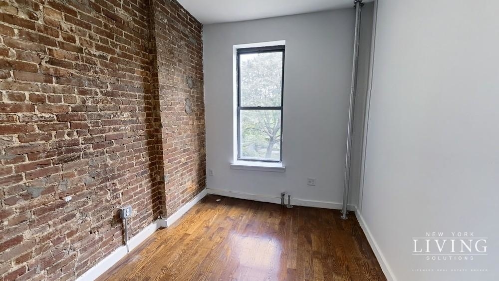 No Fee, true 2 bedroom w/ exposed brick - Photo 3