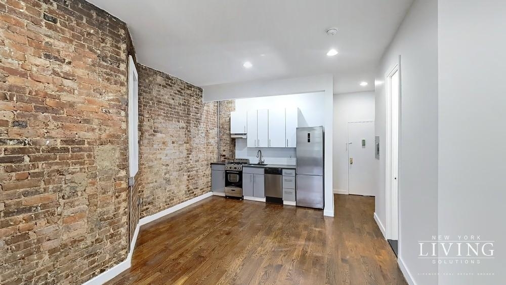 No Fee, true 2 bedroom w/ exposed brick - Photo 6