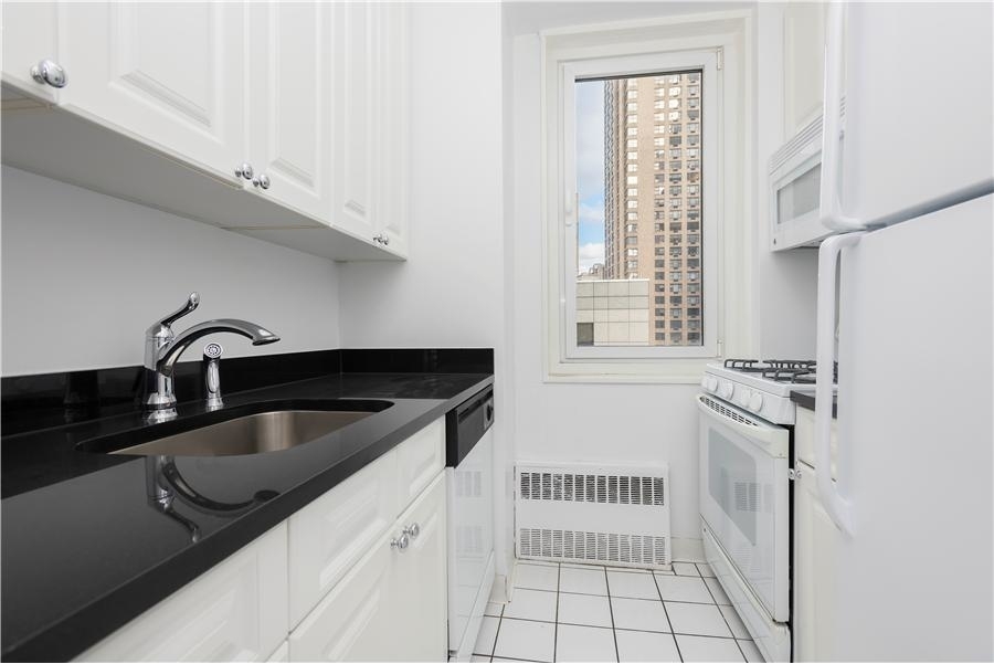 230 W 55th St - Photo 1