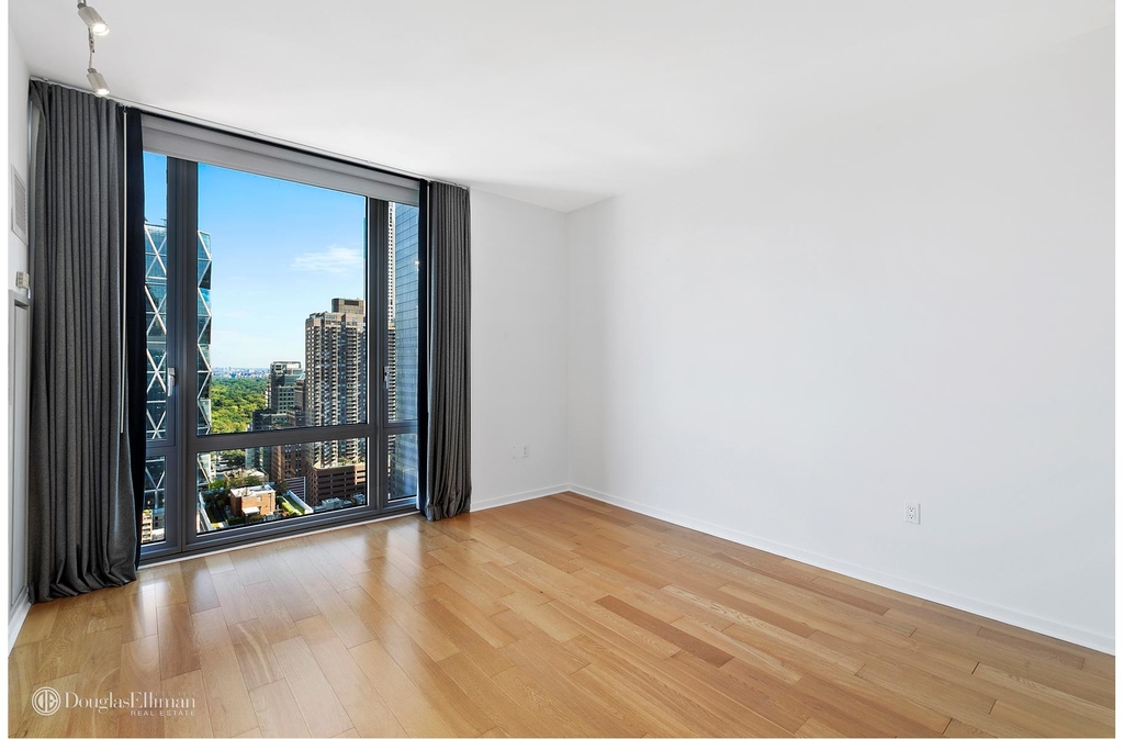 310 West 52nd St - Photo 8