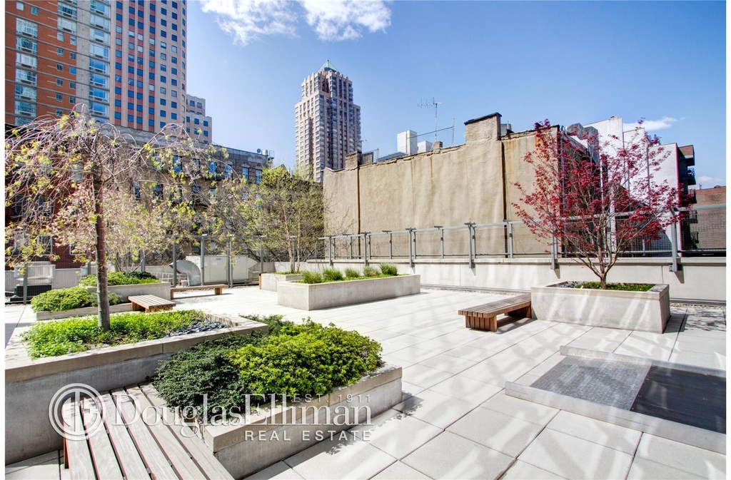 310 West 52nd St - Photo 20
