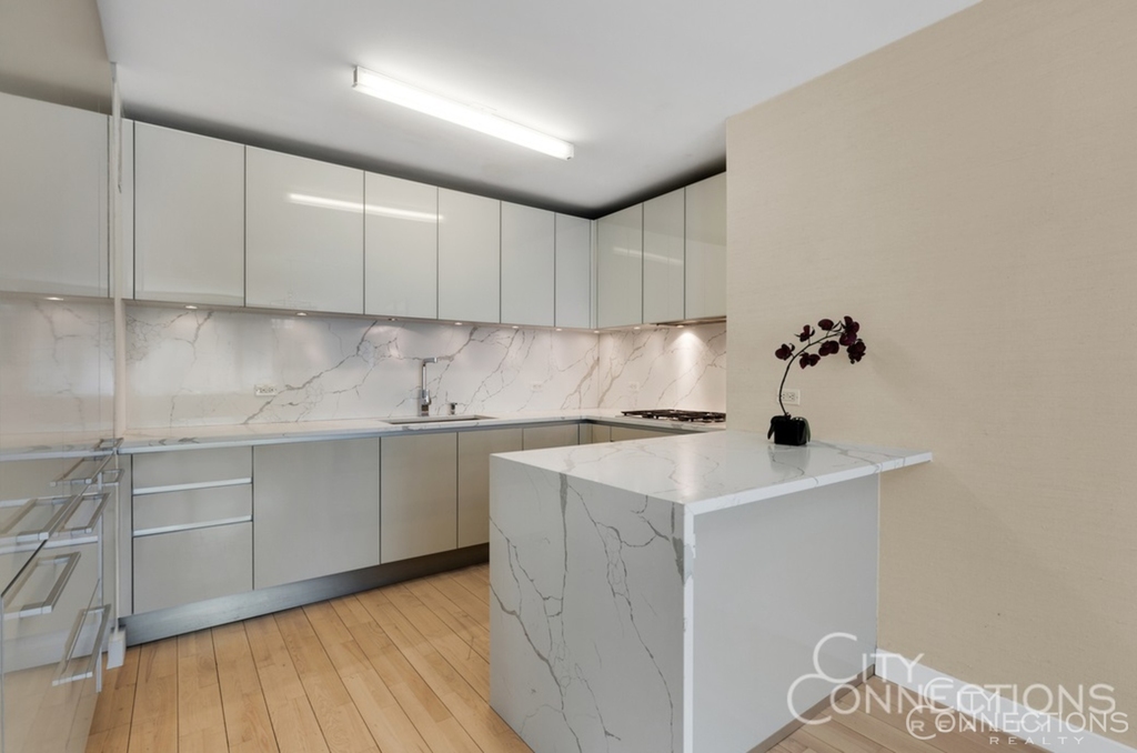 322 W 57th St - Photo 1