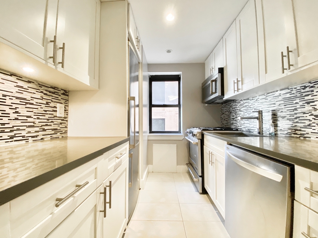 301 east 47th Street - Photo 2