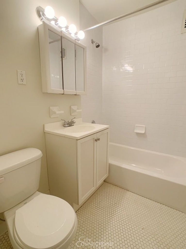 310 West 47th Street - Photo 7