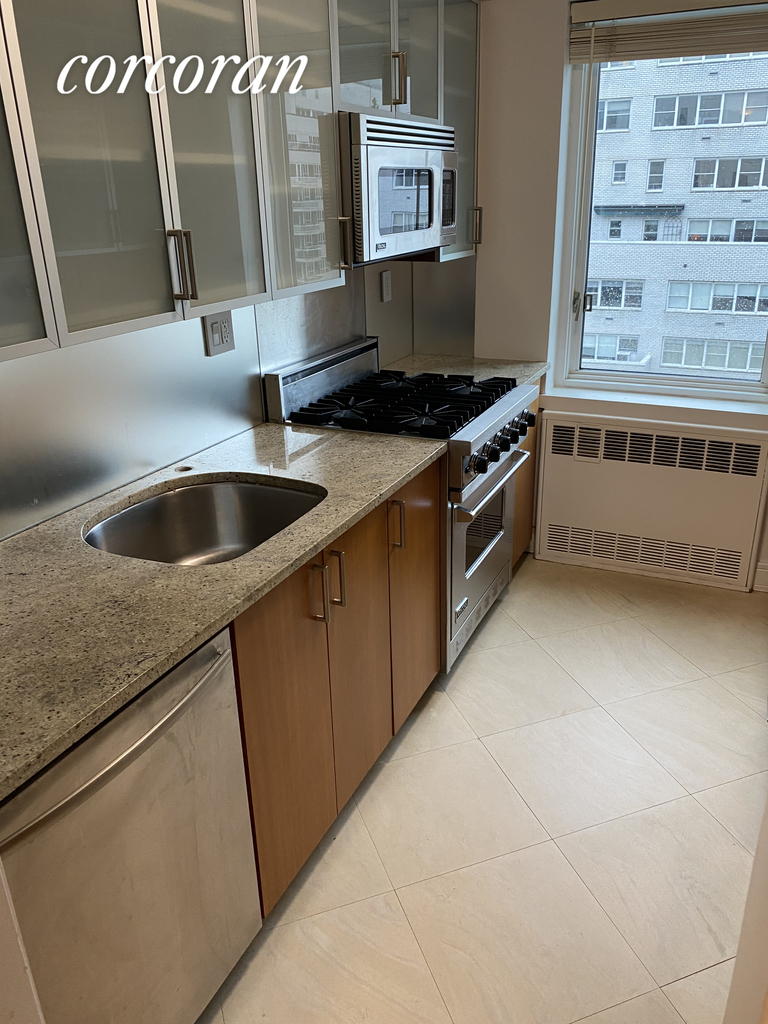 165 East 66th Street 18 B - Photo 2