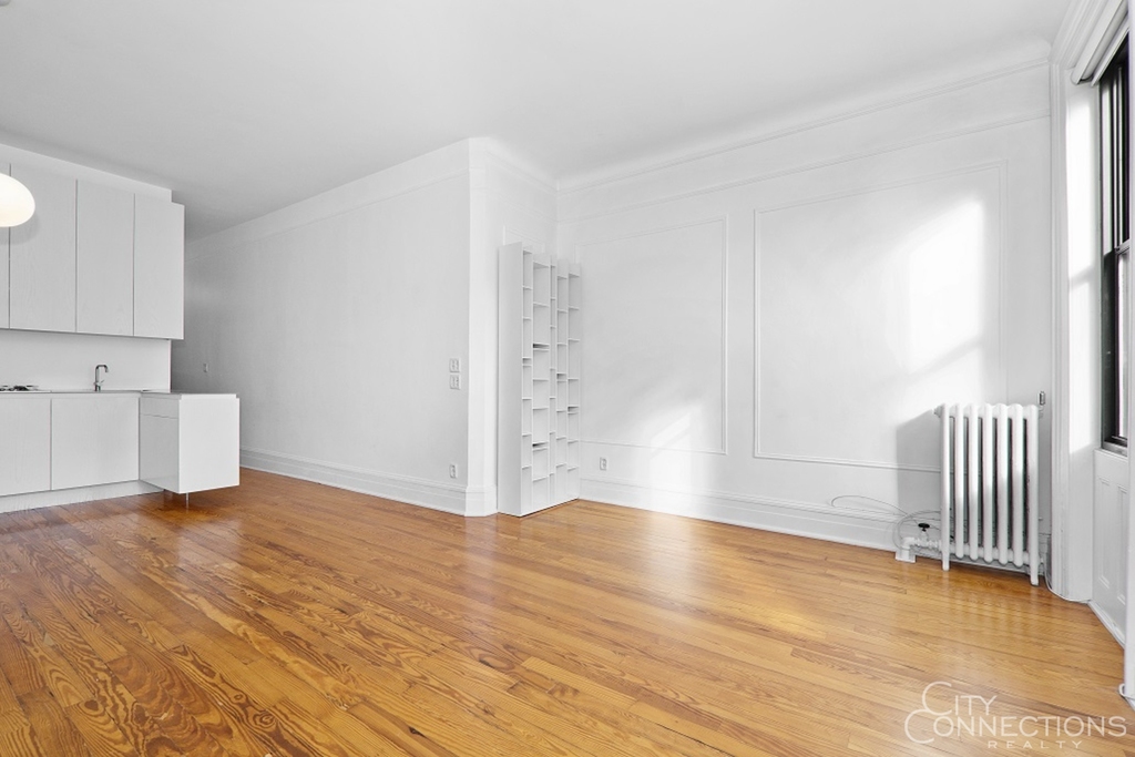 223 W 21st St - Photo 1