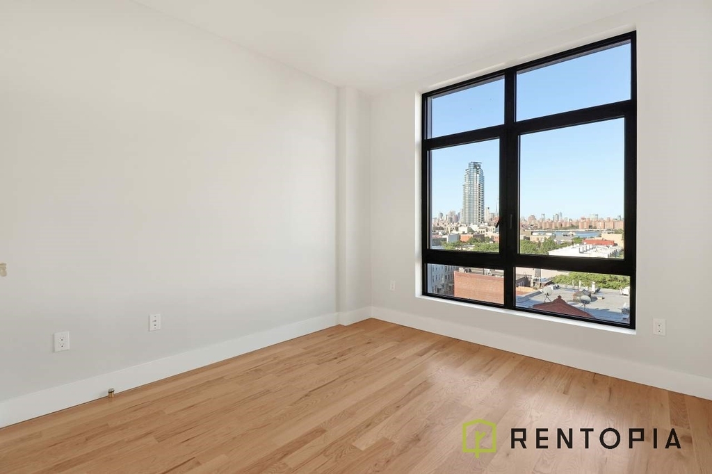 1056 Manhattan Avenue - Photo 2