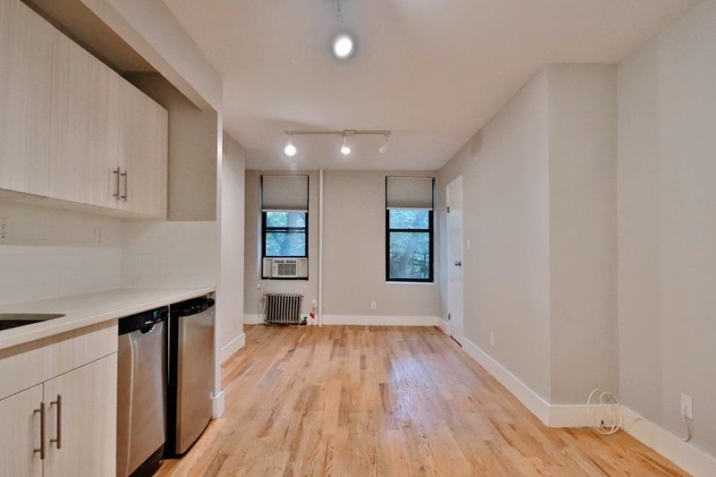 122 East 7th Street - Photo 4