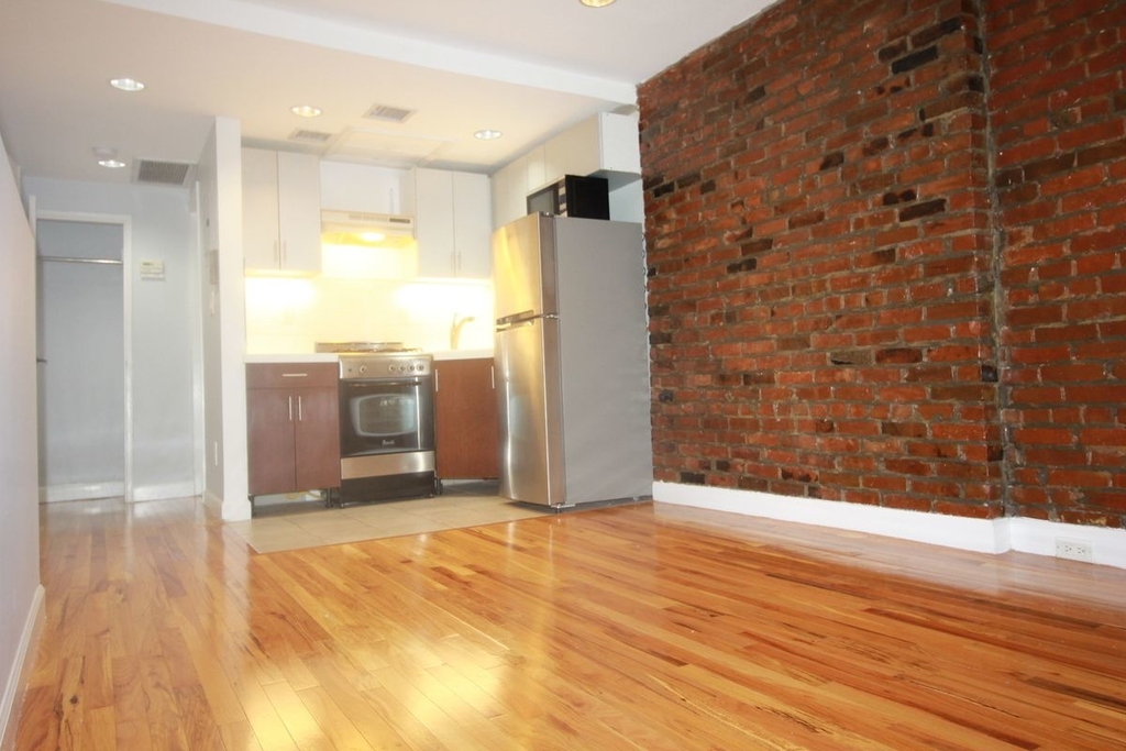 222 East 18th Street - Photo 5