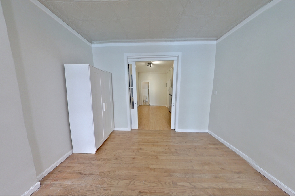 607 East 11th Street - Photo 1