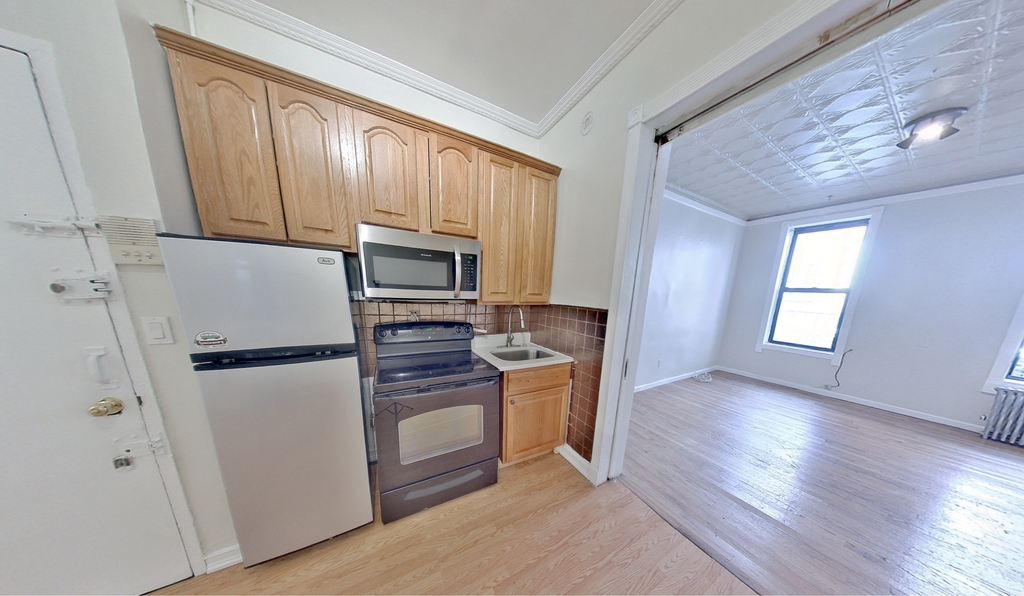 607 East 11th Street - Photo 0