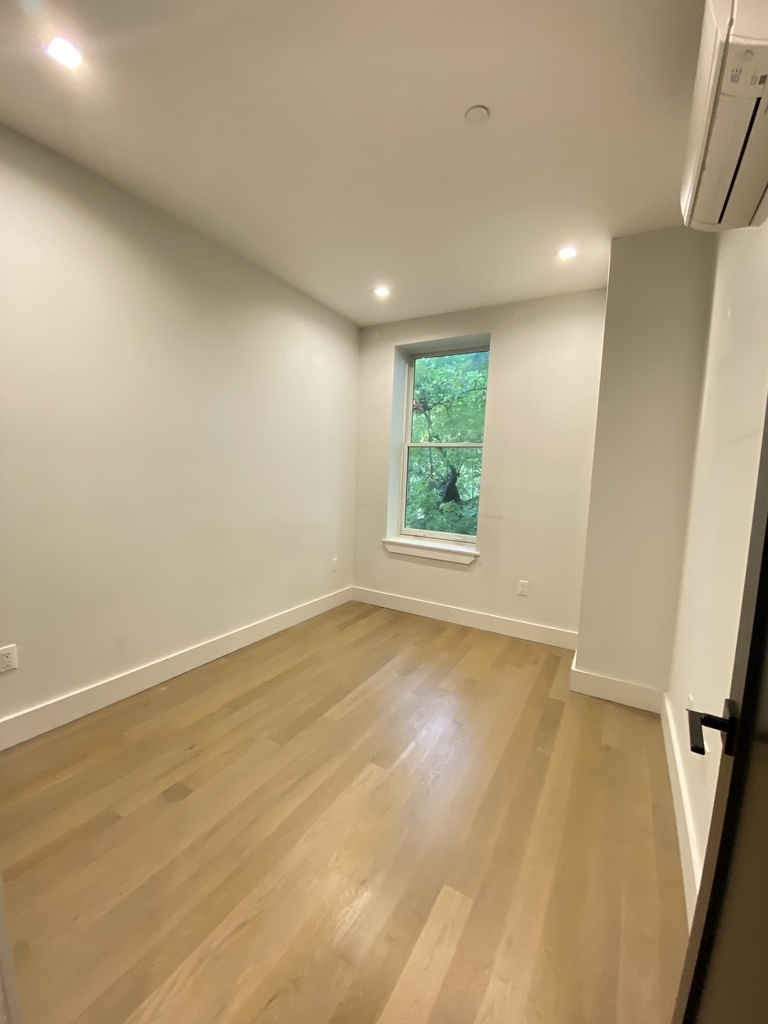 471 Tompkins Avenue - Photo 5