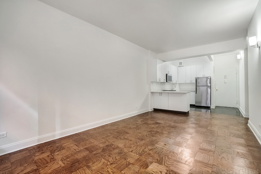 235 West 22nd Street - Photo 4