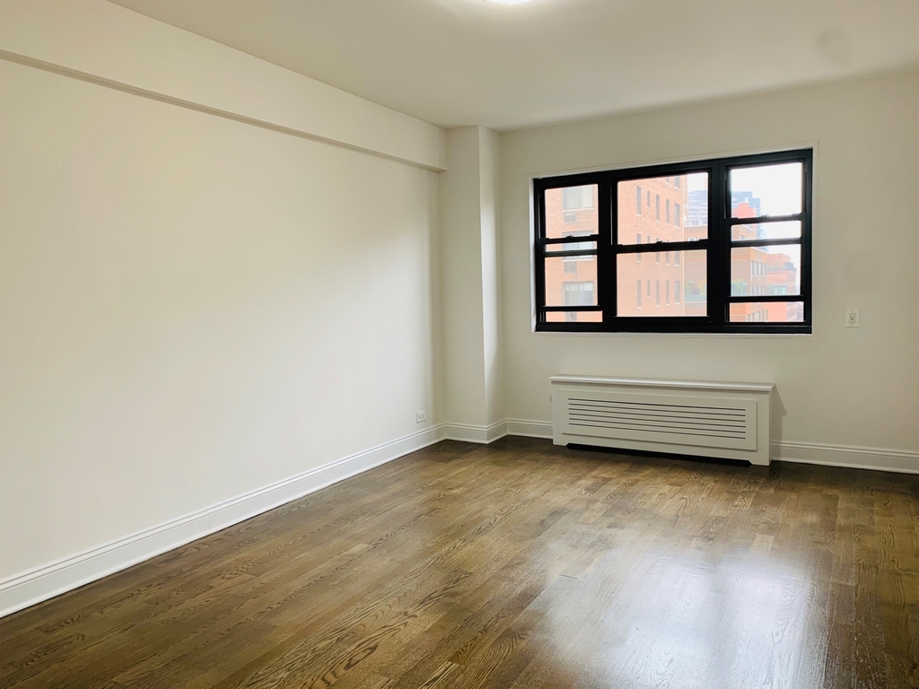 165 East 35th Street - Photo 5