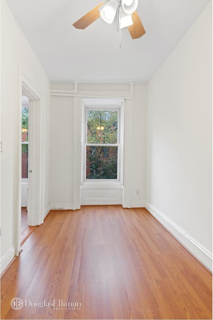 240 Bergen St - Photo 3