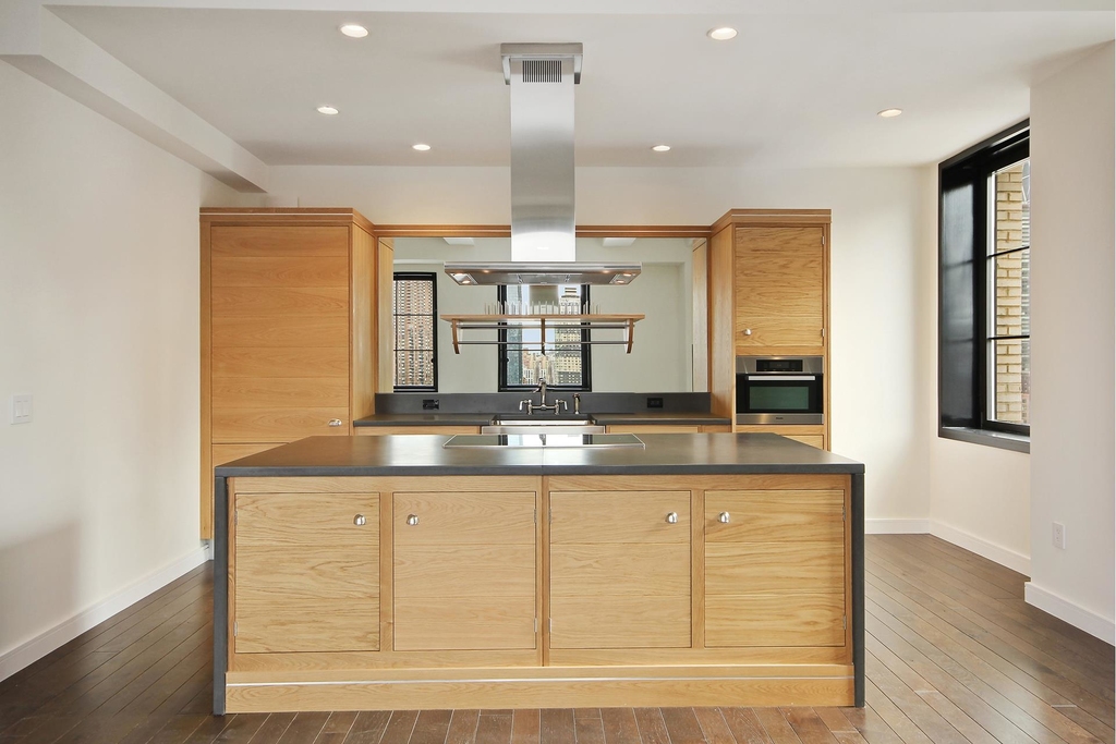 425 West 50th St - Photo 2