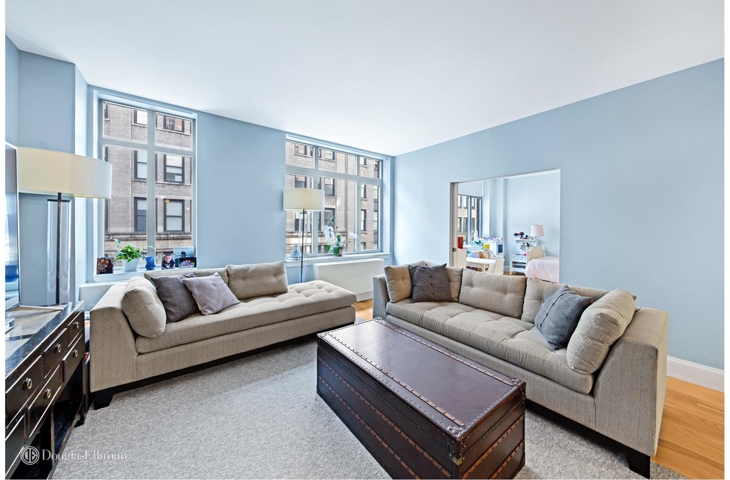 125 West 22nd St - Photo 2