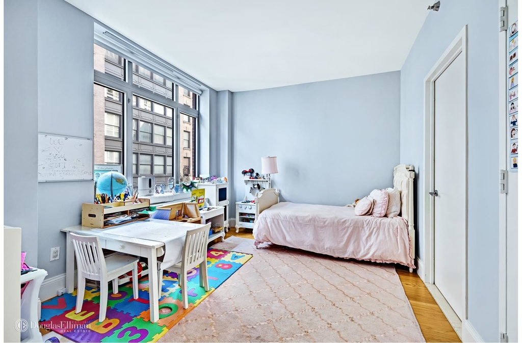125 West 22nd St - Photo 6