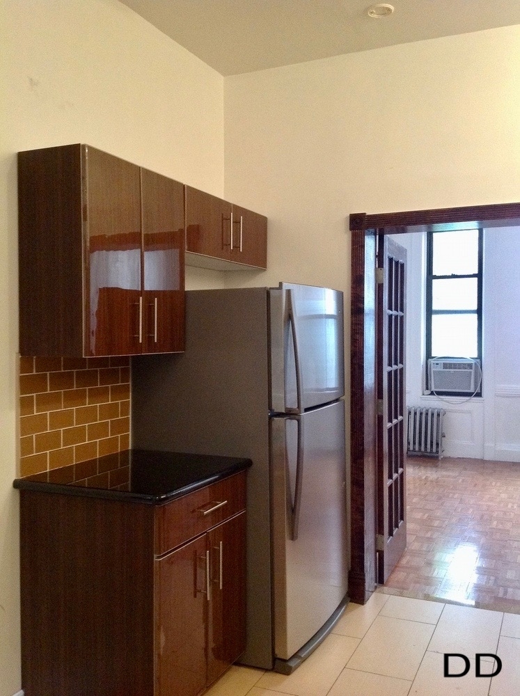 607 East 11th Street - Photo 2