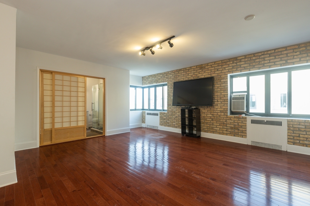 5048 North Marine Drive - Photo 1