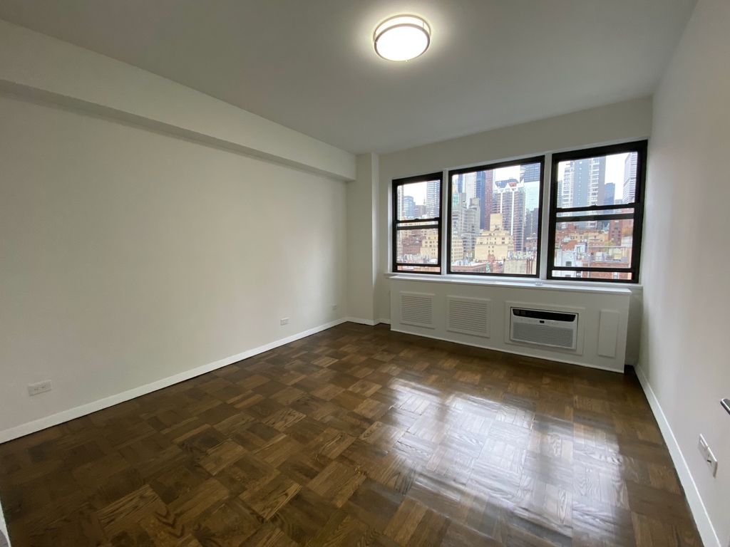 Beekman Place & E 51st Street  - Photo 2