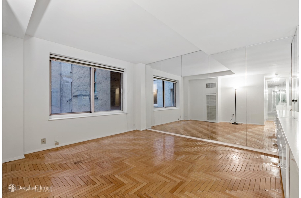 106 Central Park South - Photo 2