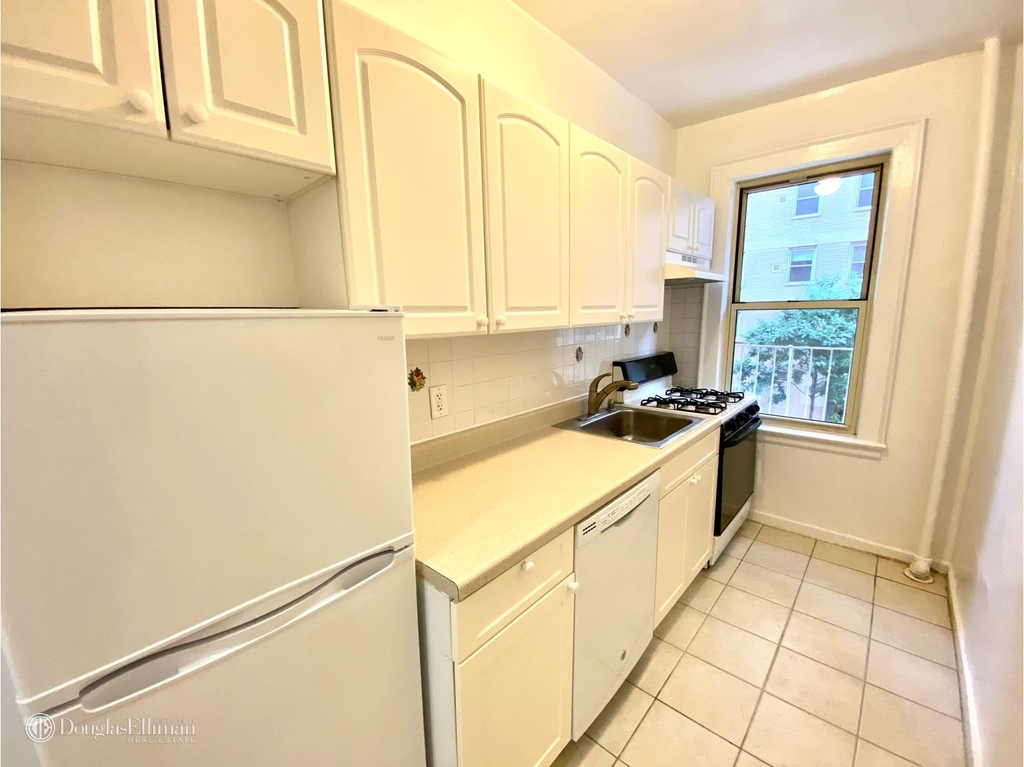 200 East 63rd St - Photo 2