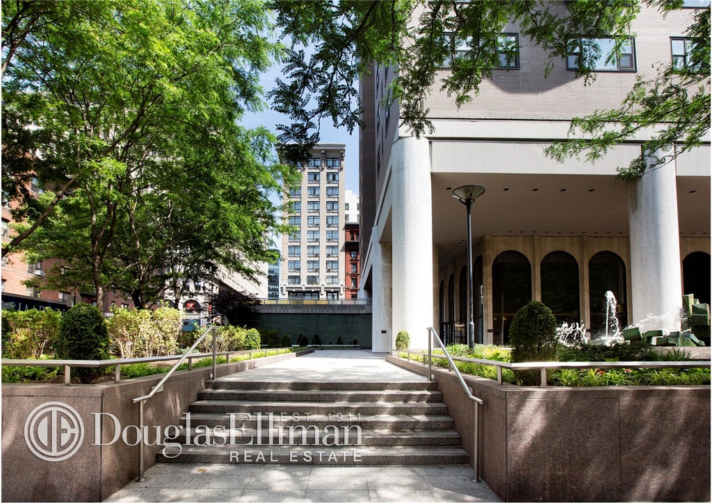 60 East 8th St - Photo 4