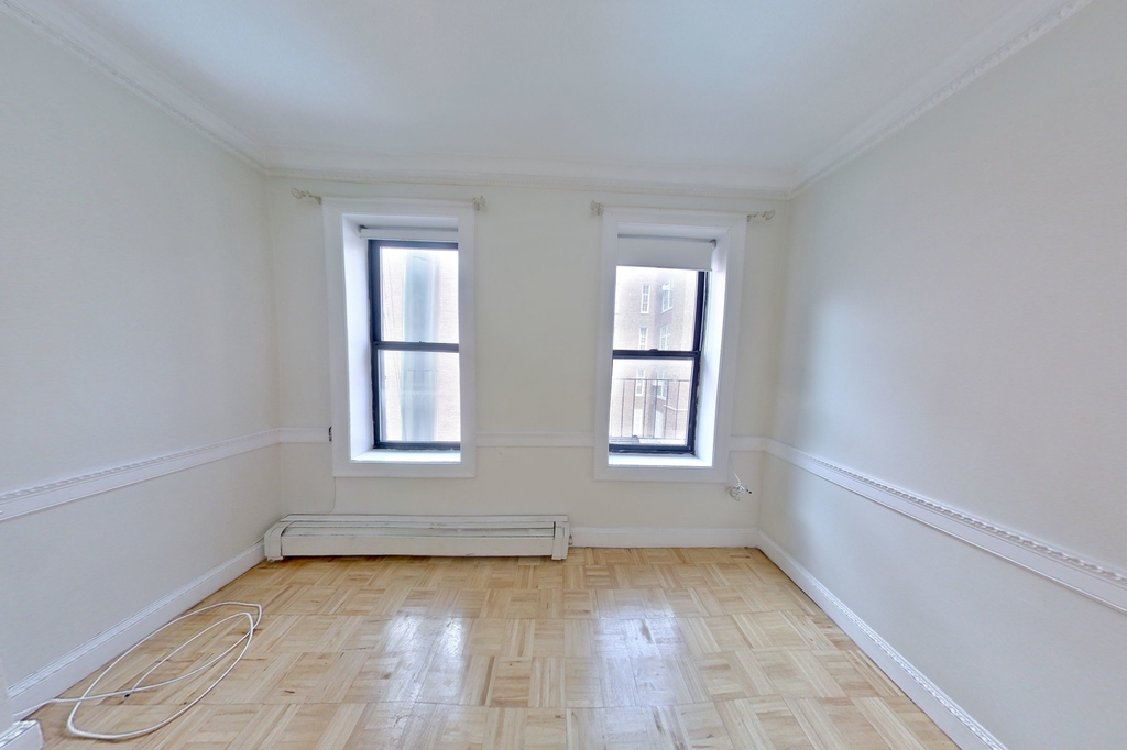 607 East 11th Street - Photo 2