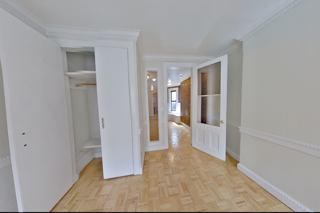 607 East 11th Street - Photo 5