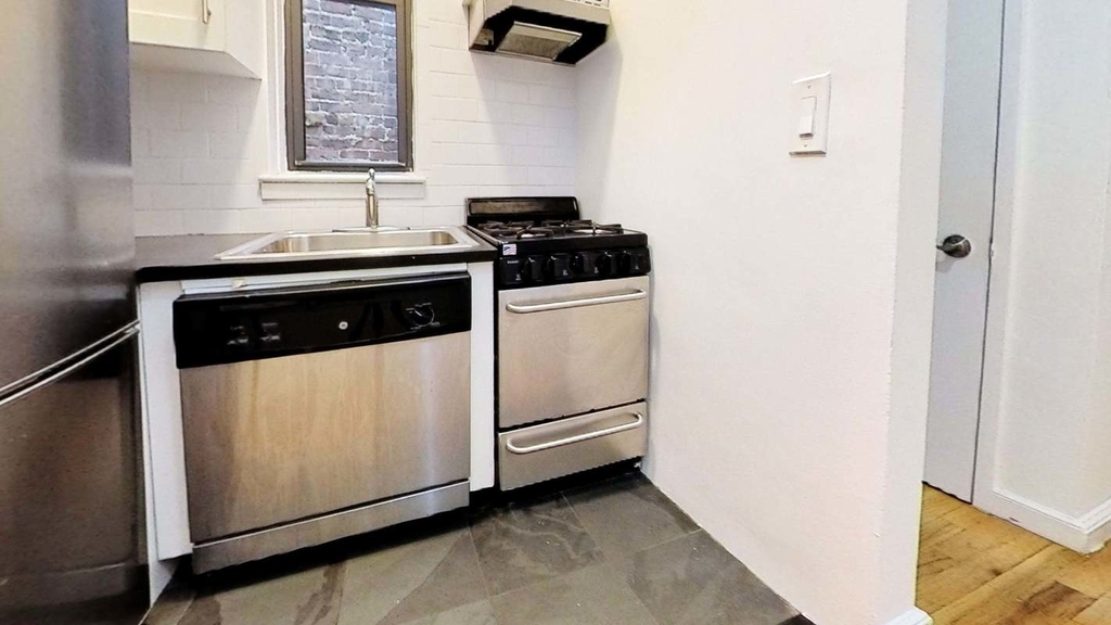 East 81st St, True One Bedroom, Reduced Price!! - Photo 2