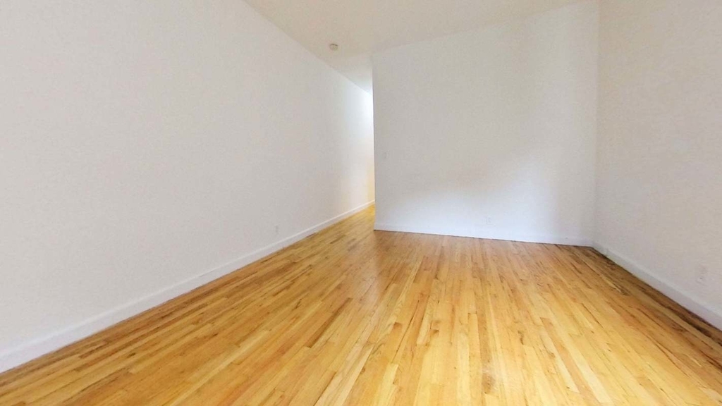 East 81st St, True One Bedroom, Reduced Price!! - Photo 4