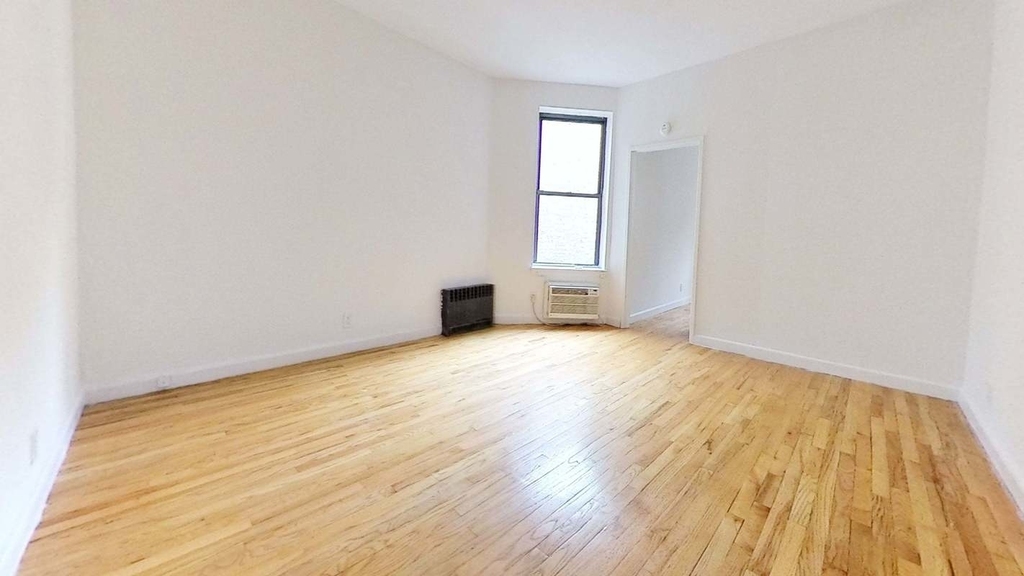 East 81st St, True One Bedroom, Reduced Price!! - Photo 5