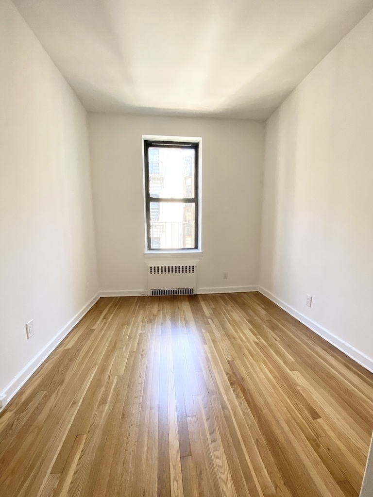 East 81st St, True One Bedroom, Reduced Price!! - Photo 0