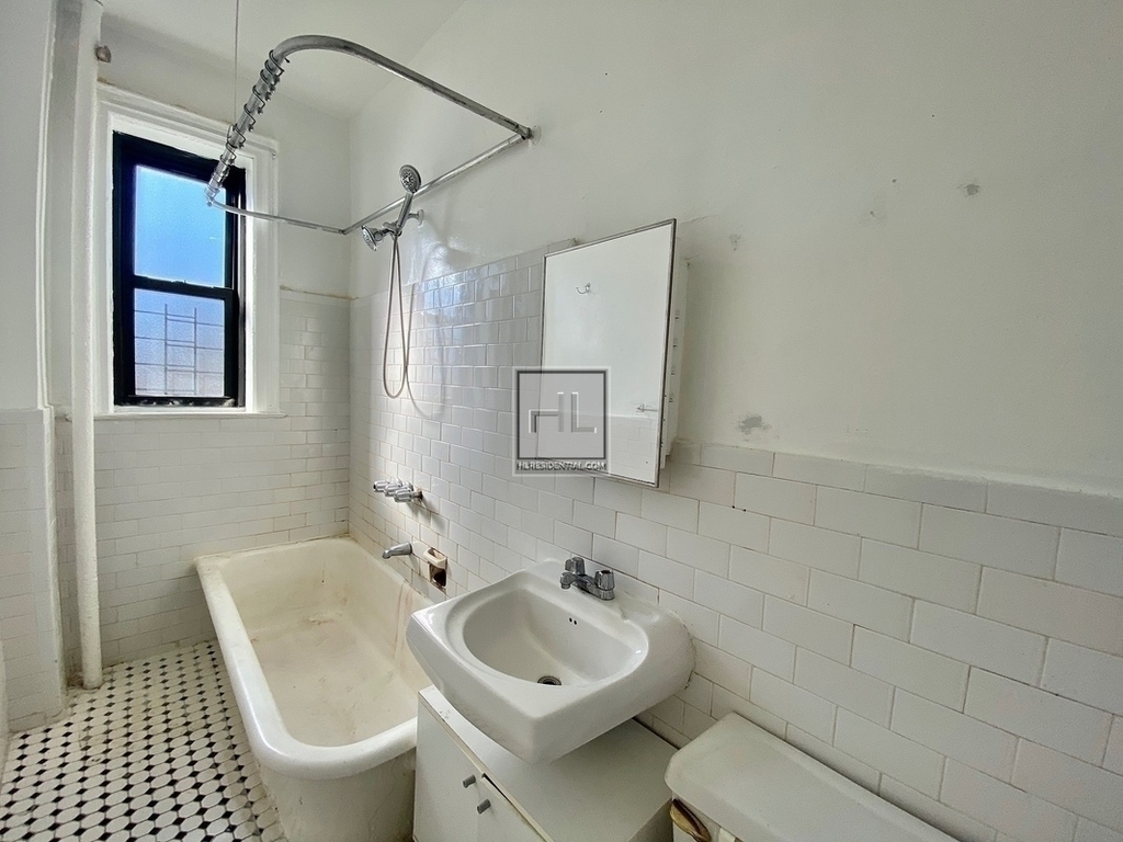 874 43 Street - Photo 3