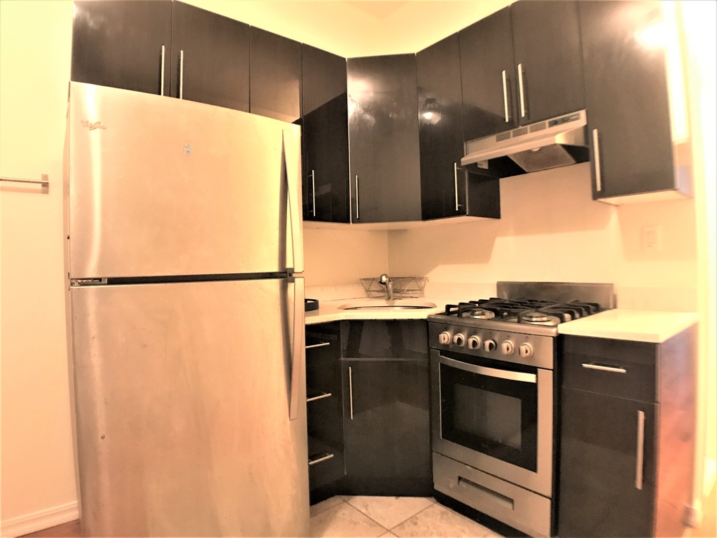 1006 Wyckoff Avenue - Photo 4