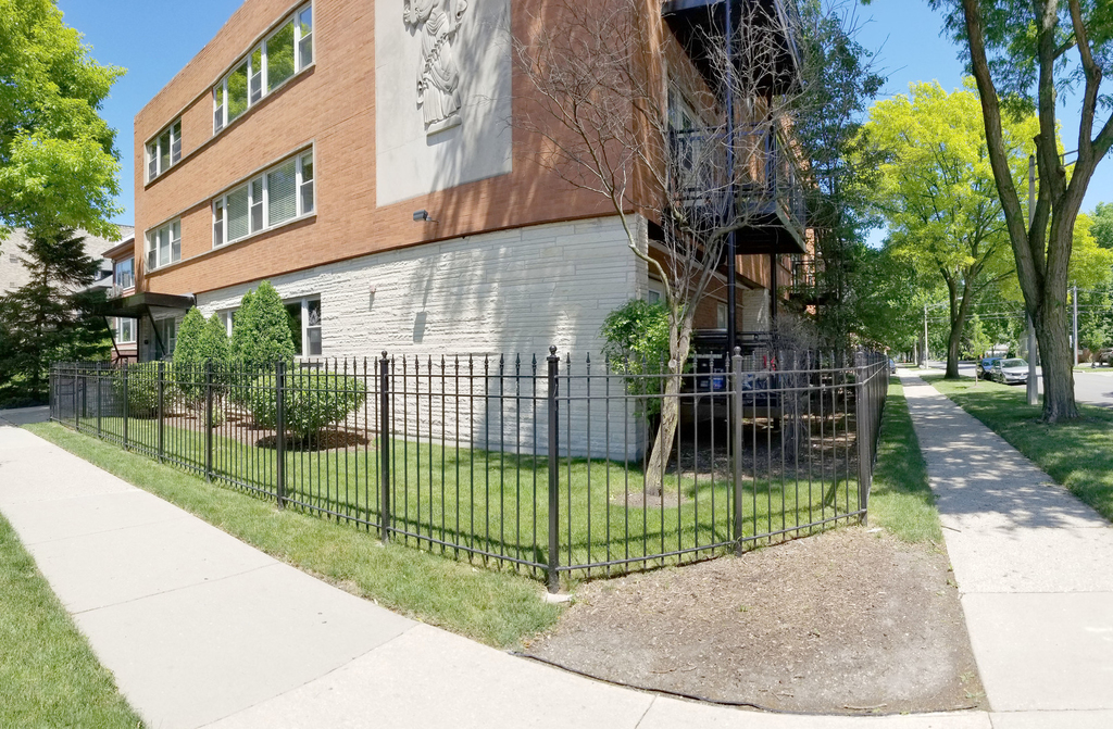 240 South Oak Park Avenue - Photo 1