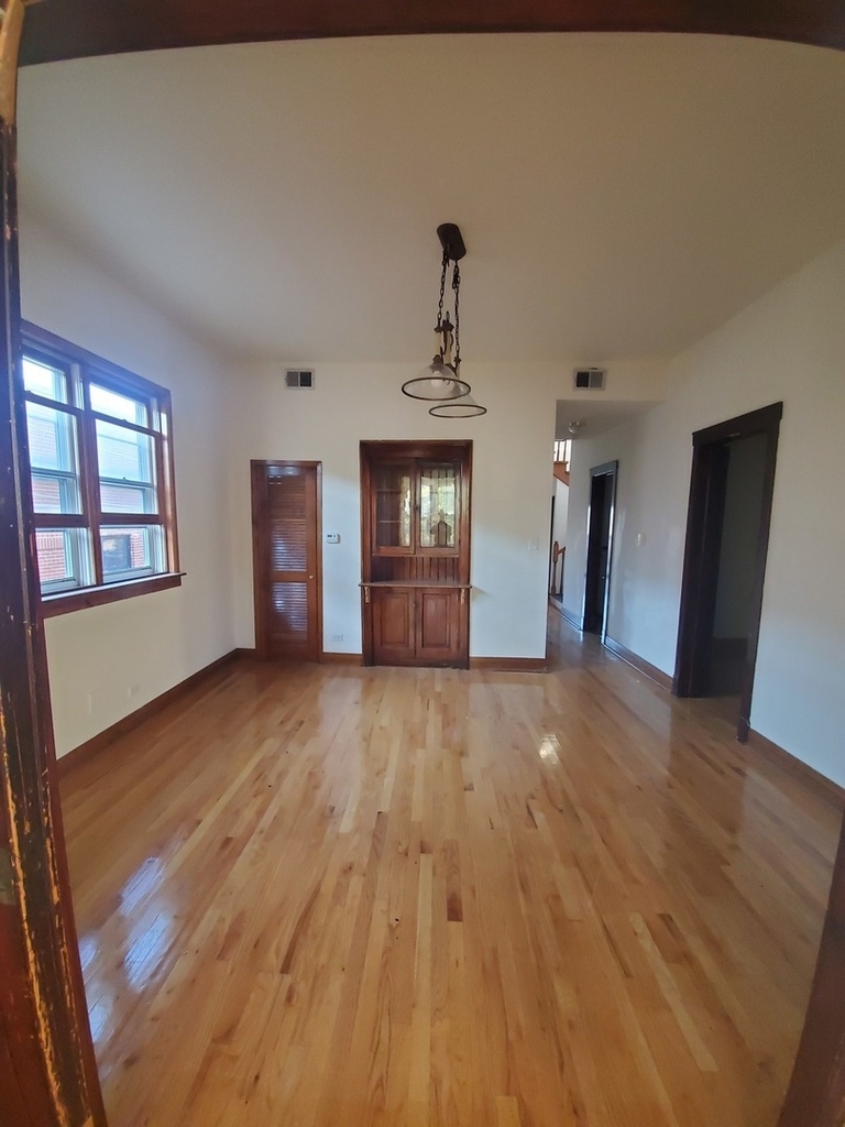 1042 West Newport Avenue - Photo 3