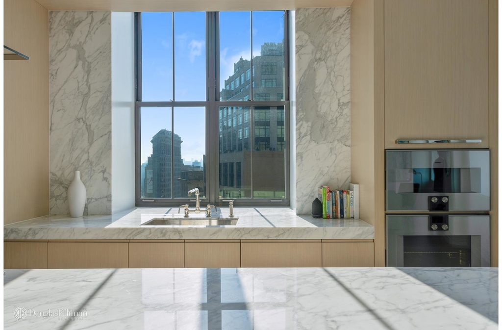 212 Fifth Avenue - Photo 3