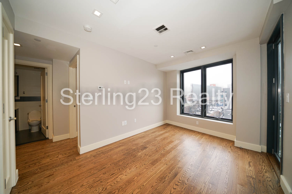 27-18 Hoyt Avenue South - Photo 4