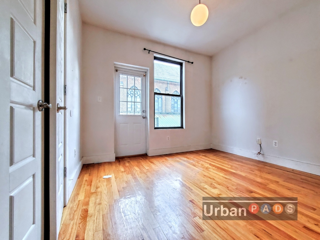 128 Manhattan Avenue - Photo 3