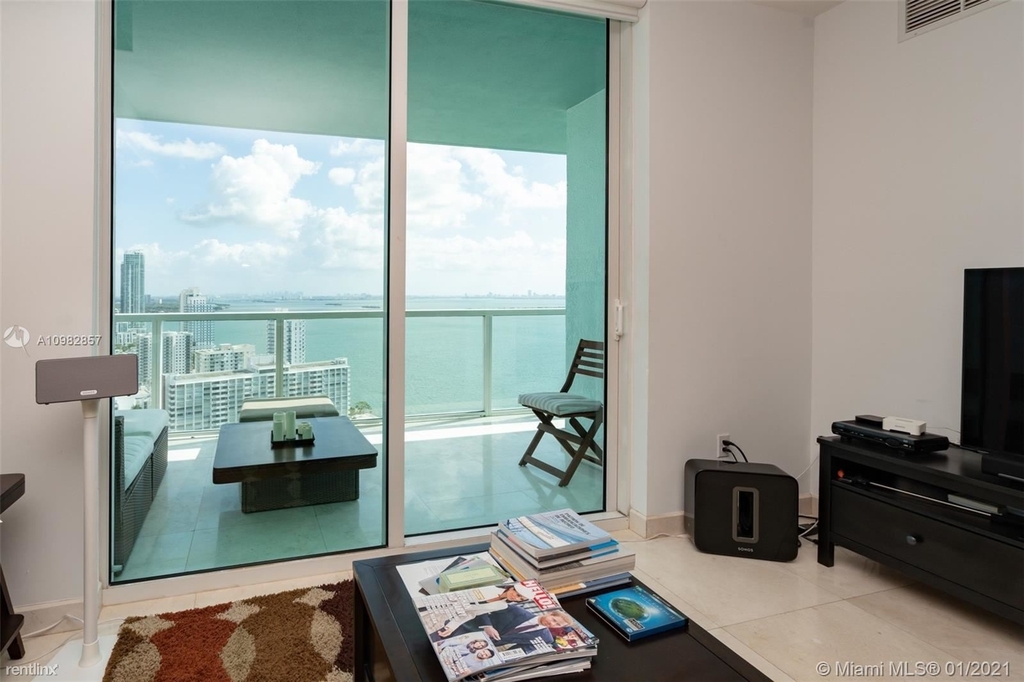 1900 N Bayshore Dr Apt 2914 - Photo 2