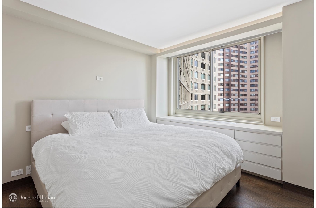 30 West 63rd St - Photo 4