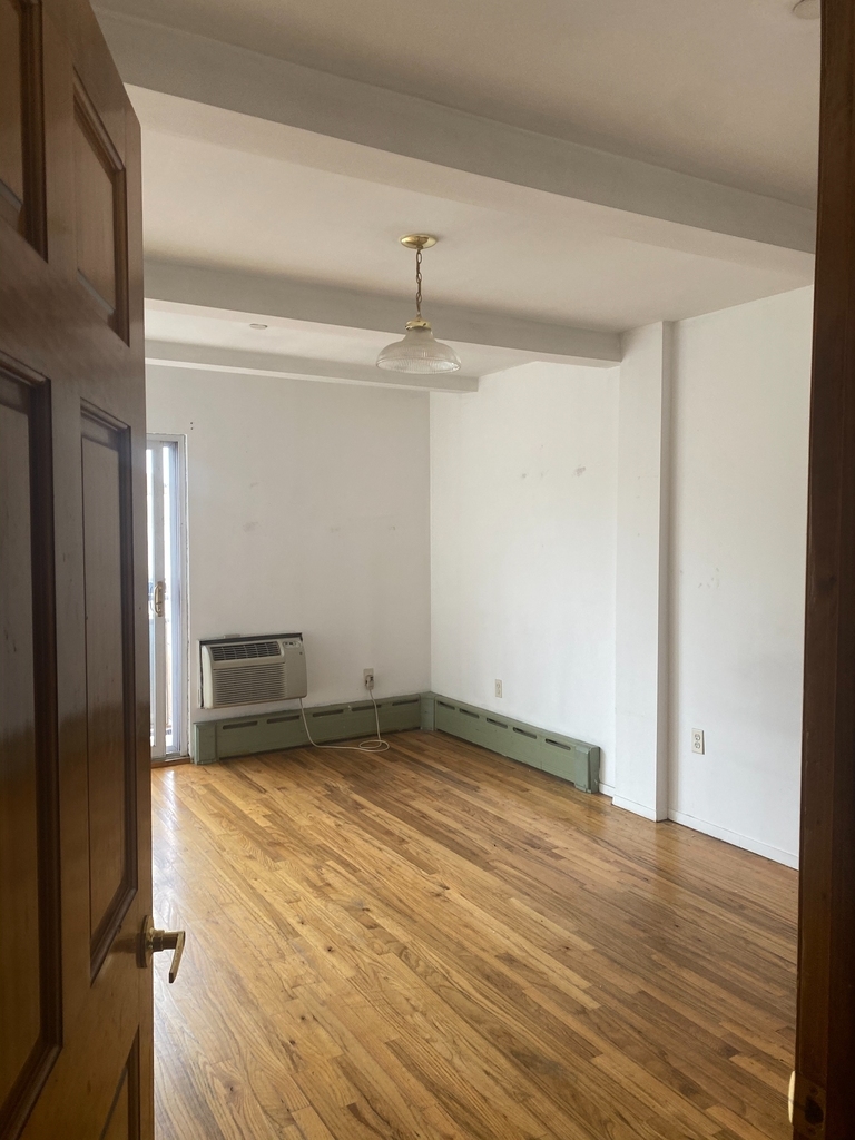 441 Graham Avenue - Photo 2