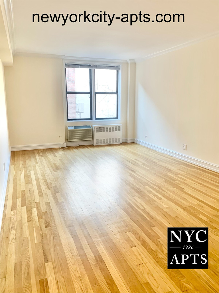 305 West 13th Street - Photo 0