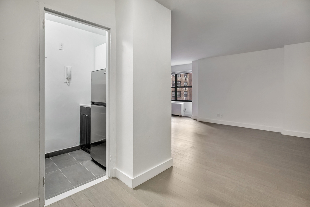 114 East 40th Street - Photo 1