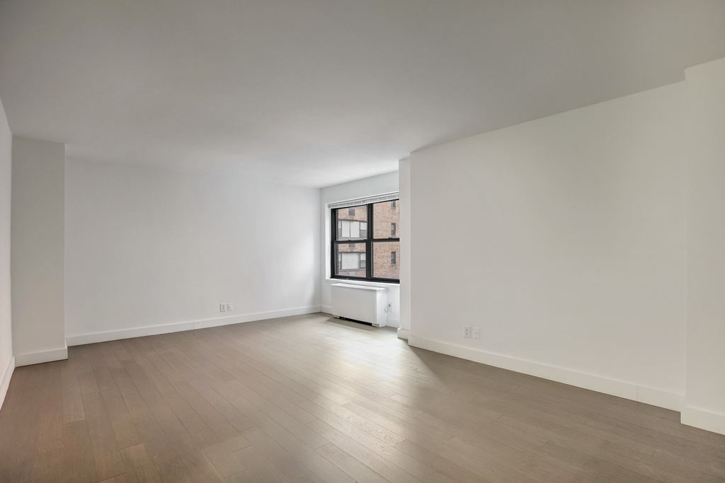 114 East 40th Street - Photo 2