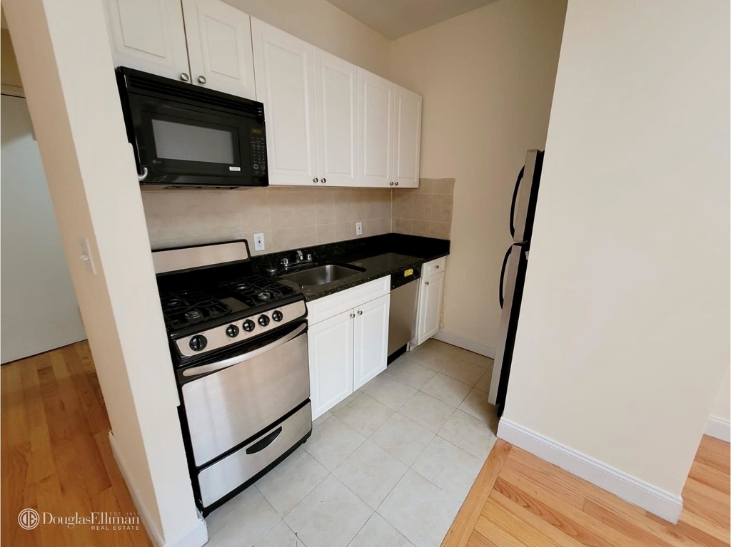 146 East 35th St - Photo 2