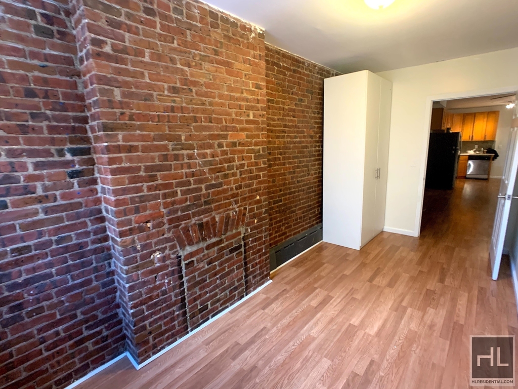 216 Hoyt Street - Photo 2